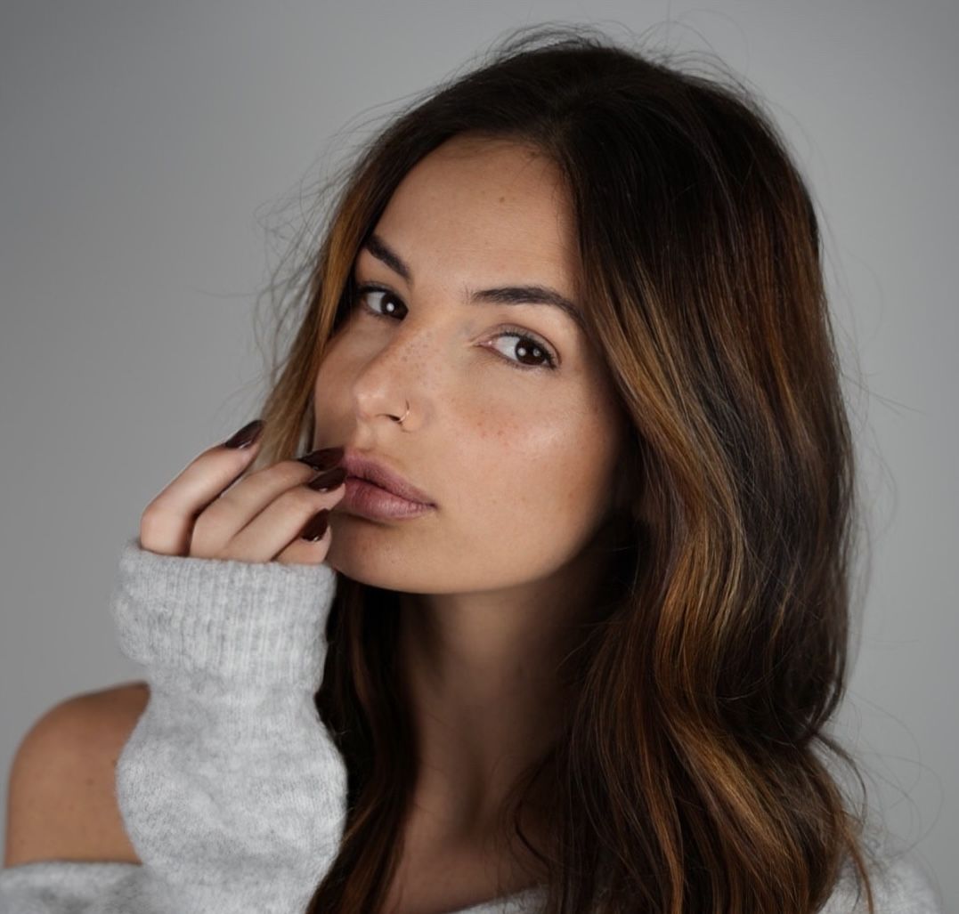 Modèle aux taches de rousseur naturelles réalisées par Léa