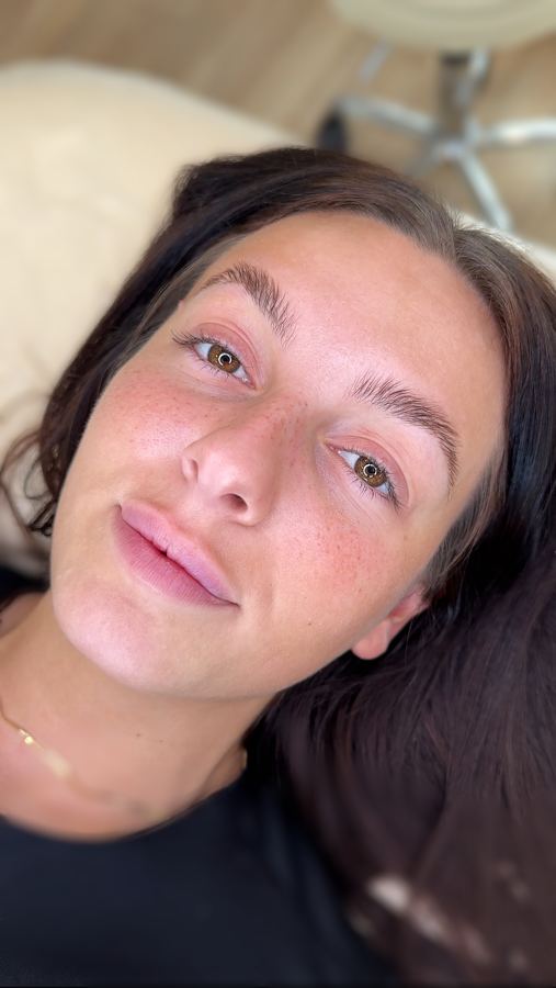 Taches de rousseur fines sur le nez